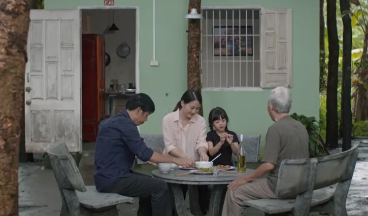 Mẹ rơm - Tập 31: Hồng bị lộ chuyện làm gái, Mô bị lừa ngay ngày làm việc đầu tiên - Ảnh 1. Mẹ rơm - Tập 31: Hồng bị lộ chuyện làm gái, Mô bị lừa ngay ngày làm việc đầu tiên - Ảnh 1.