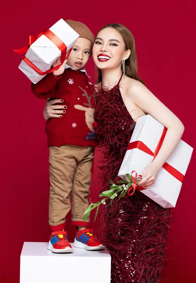 Sao Việt ngày 23/12: Mạnh Trường làm đầy tháng con trai, Mai Ngọc ra mắt dòng túi cá nhân - Ảnh 5. Sao Việt ngày 23/12: Mạnh Trường làm đầy tháng con trai, Mai Ngọc ra mắt dòng túi cá nhân - Ảnh 5.