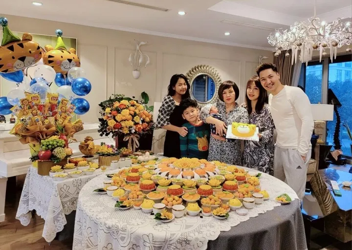 Sao Việt ngày 23/12: Mạnh Trường làm đầy tháng con trai, Mai Ngọc ra mắt dòng túi cá nhân - Ảnh 1. Sao Việt ngày 23/12: Mạnh Trường làm đầy tháng con trai, Mai Ngọc ra mắt dòng túi cá nhân - Ảnh 1.