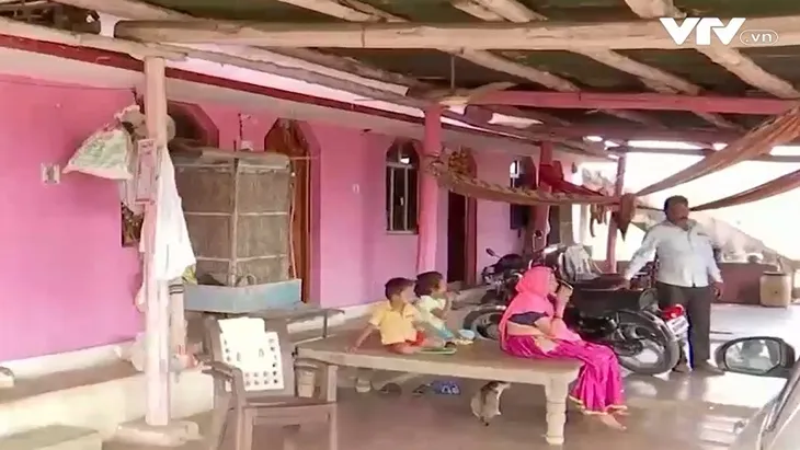 Ngôi nhà của một gia đình Ấn Độ nằm trên địa giới hai bang - Ảnh 1. Ngôi nhà của một gia đình Ấn Độ nằm trên địa giới hai bang - Ảnh 1.