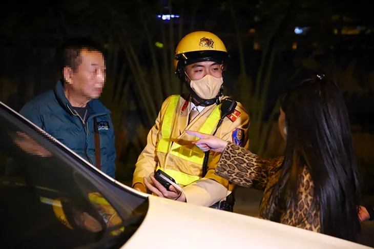 Xem xét xử lý hình sự người phụ nữ lăng mạ cảnh sát giao thông - Ảnh 1. Xem xét xử lý hình sự người phụ nữ lăng mạ cảnh sát giao thông - Ảnh 1.