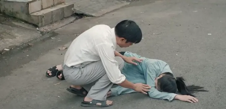 Mẹ rơm - Tập 31: Hồng bị lộ chuyện làm gái, Mô bị lừa ngay ngày làm việc đầu tiên - Ảnh 7. Mẹ rơm - Tập 31: Hồng bị lộ chuyện làm gái, Mô bị lừa ngay ngày làm việc đầu tiên - Ảnh 7.