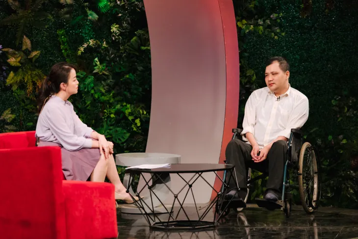 Trạm yêu thương: Nghị lực thép của người thầy khuyết tật tay chân - Ảnh 1. Trạm yêu thương: Nghị lực thép của người thầy khuyết tật tay chân - Ảnh 1.