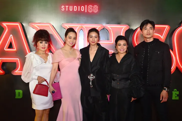 Ninh Dương Lan Ngọc - Chi Pu chiếm spotlight thảm đỏ phim Thanh Sói - Ảnh 12. Ninh Dương Lan Ngọc - Chi Pu chiếm spotlight thảm đỏ phim Thanh Sói - Ảnh 12.