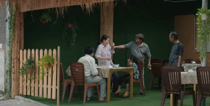 Mẹ rơm - Tập 31: Hồng bị lộ chuyện làm gái, Mô bị lừa ngay ngày làm việc đầu tiên - Ảnh 12. Mẹ rơm - Tập 31: Hồng bị lộ chuyện làm gái, Mô bị lừa ngay ngày làm việc đầu tiên - Ảnh 12.