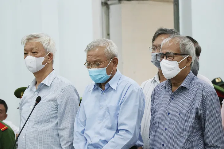 3 cựu lãnh đạo UBND tỉnh Khánh Hòa hầu tòa - Ảnh 1.
