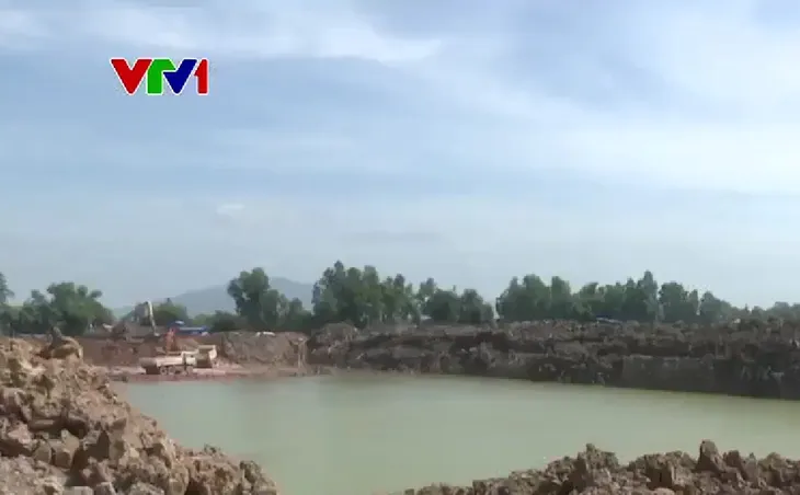 Rầm rộ bán ruộng cho khai thác đất trái phép - Ảnh 1. Rầm rộ bán ruộng cho khai thác đất trái phép - Ảnh 1.