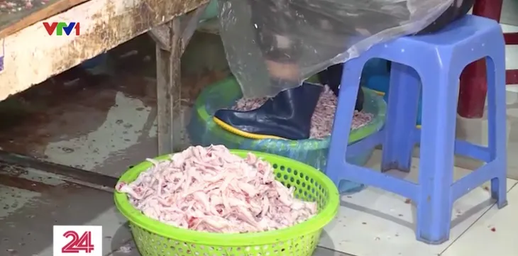 Chân gà bẩn bốc mùi “đội lốt” hàng chất lượng tuồn ra thị trường - Ảnh 6. Chân gà bẩn bốc mùi “đội lốt” hàng chất lượng tuồn ra thị trường - Ảnh 6.
