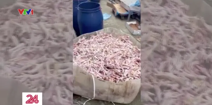 Chân gà bẩn bốc mùi “đội lốt” hàng chất lượng tuồn ra thị trường - Ảnh 3. Chân gà bẩn bốc mùi “đội lốt” hàng chất lượng tuồn ra thị trường - Ảnh 3.