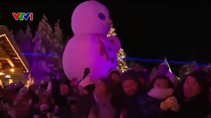 Ông già Noel lên đường đi phát quà cho trẻ em - Ảnh 1. Ông già Noel lên đường đi phát quà cho trẻ em - Ảnh 1.