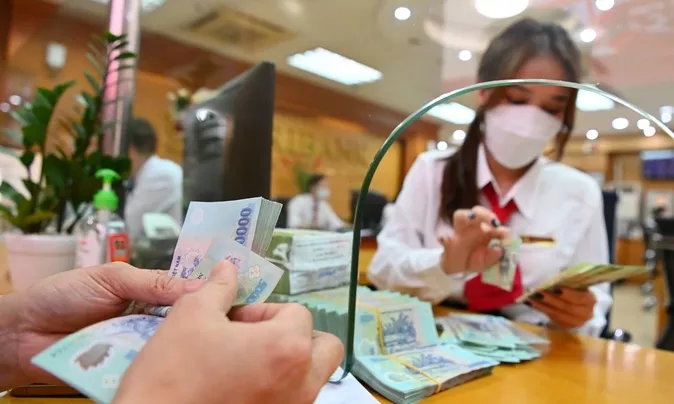 Lãi suất ngân hàng “hạ nhiệt”, giảm khoảng 1%/năm - Ảnh 1. Lãi suất ngân hàng “hạ nhiệt”, giảm khoảng 1%/năm - Ảnh 1.