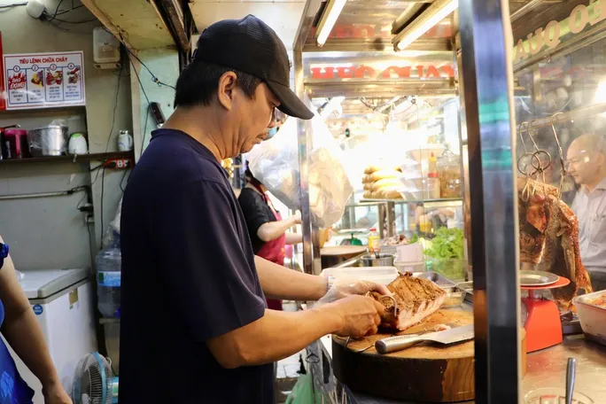 Trải nghiệm phố ẩm thực đêm mới ở TP Hồ Chí Minh - Ảnh 3. Trải nghiệm phố ẩm thực đêm mới ở TP Hồ Chí Minh - Ảnh 3.