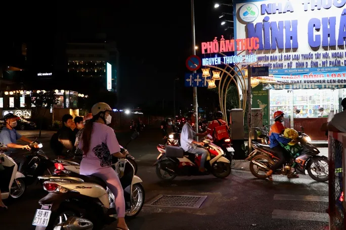 Trải nghiệm phố ẩm thực đêm mới ở TP Hồ Chí Minh - Ảnh 1. Trải nghiệm phố ẩm thực đêm mới ở TP Hồ Chí Minh - Ảnh 1.