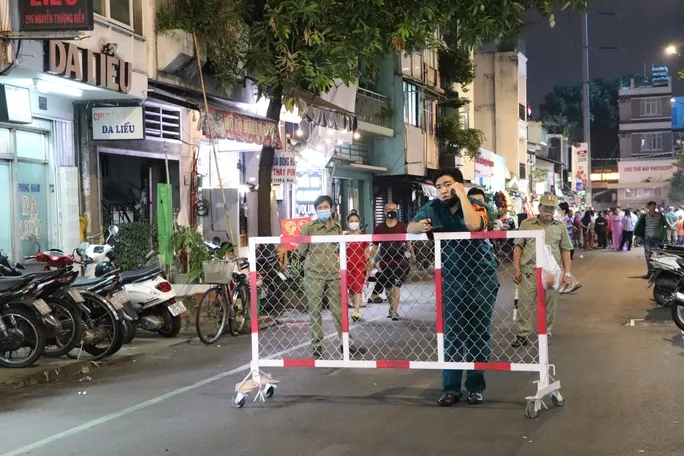 Trải nghiệm phố ẩm thực đêm mới ở TP Hồ Chí Minh - Ảnh 4. Trải nghiệm phố ẩm thực đêm mới ở TP Hồ Chí Minh - Ảnh 4.