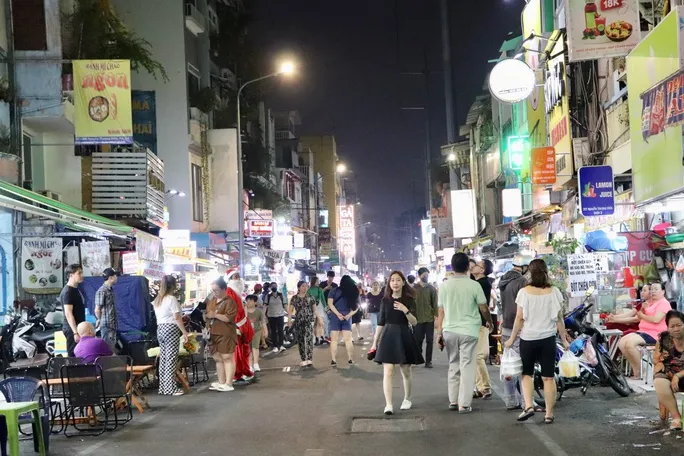 Trải nghiệm phố ẩm thực đêm mới ở TP Hồ Chí Minh - Ảnh 2. Trải nghiệm phố ẩm thực đêm mới ở TP Hồ Chí Minh - Ảnh 2.