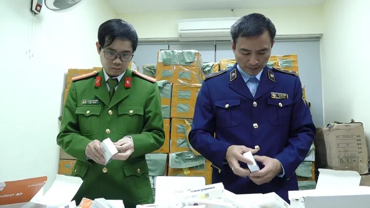 Hà Nội: Phát hiện xe tải vận chuyển gần 9.000 sản phẩm thuốc lá điện tử không rõ nguồn gốc - Ảnh 1. Hà Nội: Phát hiện xe tải vận chuyển gần 9.000 sản phẩm thuốc lá điện tử không rõ nguồn gốc - Ảnh 1.