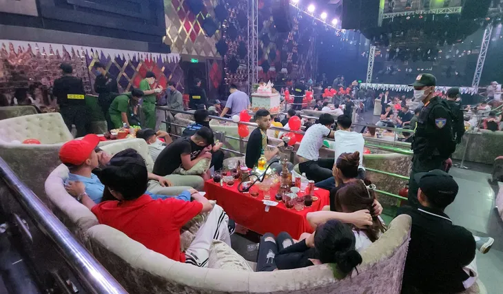 Kiểm tra quán bar, phát hiện 139 dân chơi đang bay lắc - Ảnh 1. Kiểm tra quán bar, phát hiện 139 dân chơi đang bay lắc - Ảnh 1.