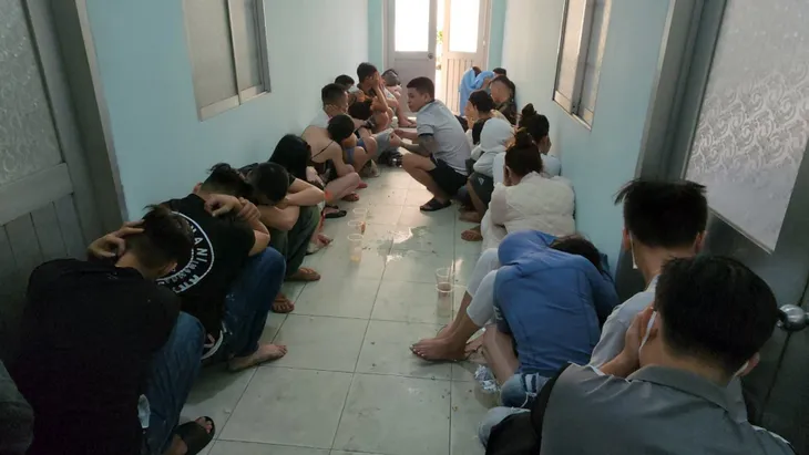 Kiểm tra quán bar, phát hiện 139 dân chơi đang bay lắc - Ảnh 3. Kiểm tra quán bar, phát hiện 139 dân chơi đang bay lắc - Ảnh 3.