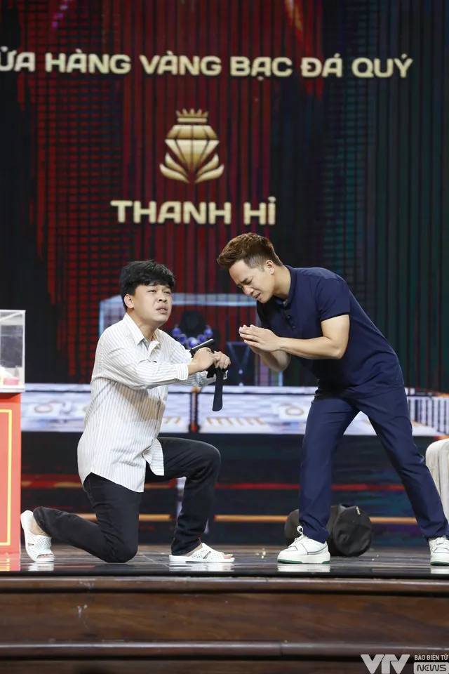 Gala cười 2023: Muôn biểu cảm hài hước của Trung Ruồi khi... cướp tiệm vàng - Ảnh 8. Gala cười 2023: Muôn biểu cảm hài hước của Trung Ruồi khi... cướp tiệm vàng - Ảnh 8.