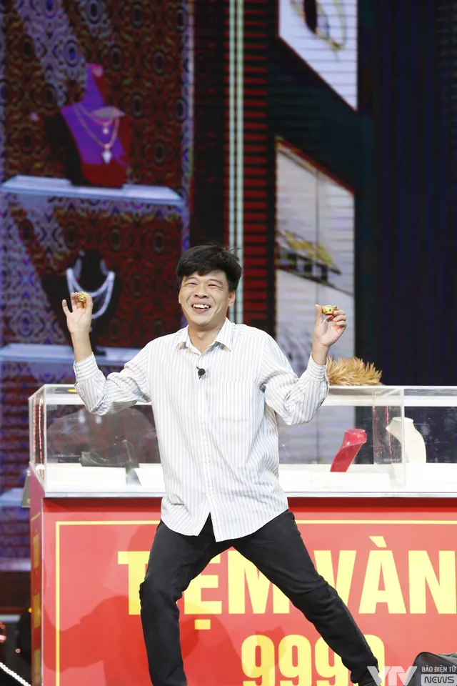 Gala cười 2023: Muôn biểu cảm hài hước của Trung Ruồi khi... cướp tiệm vàng - Ảnh 4. Gala cười 2023: Muôn biểu cảm hài hước của Trung Ruồi khi... cướp tiệm vàng - Ảnh 4.