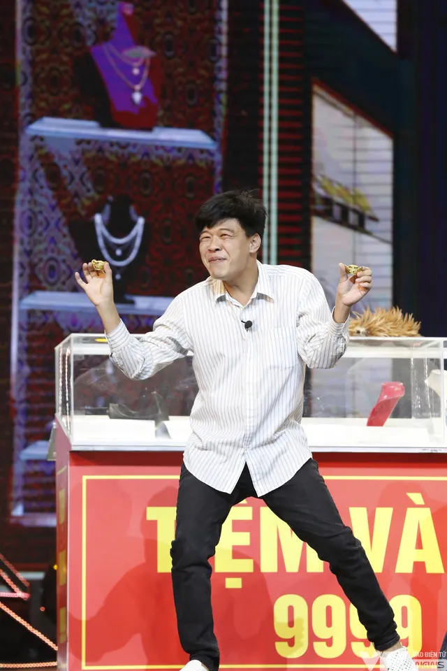 Gala cười 2023: Muôn biểu cảm hài hước của Trung Ruồi khi... cướp tiệm vàng - Ảnh 3. Gala cười 2023: Muôn biểu cảm hài hước của Trung Ruồi khi... cướp tiệm vàng - Ảnh 3.