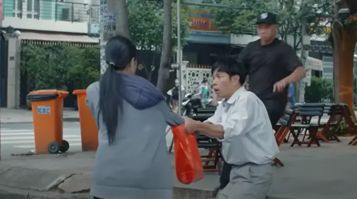 Mẹ rơm - Tập 32: Mô gù tìm được kẻ ăn cắp xe máy - Ảnh 2.