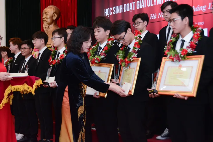 Gặp mặt, tuyên dương học sinh đoạt giải Olympic và Khoa học kỹ thuật quốc tế năm 2022 - Ảnh 4. Gặp mặt, tuyên dương học sinh đoạt giải Olympic và Khoa học kỹ thuật quốc tế năm 2022 - Ảnh 4.