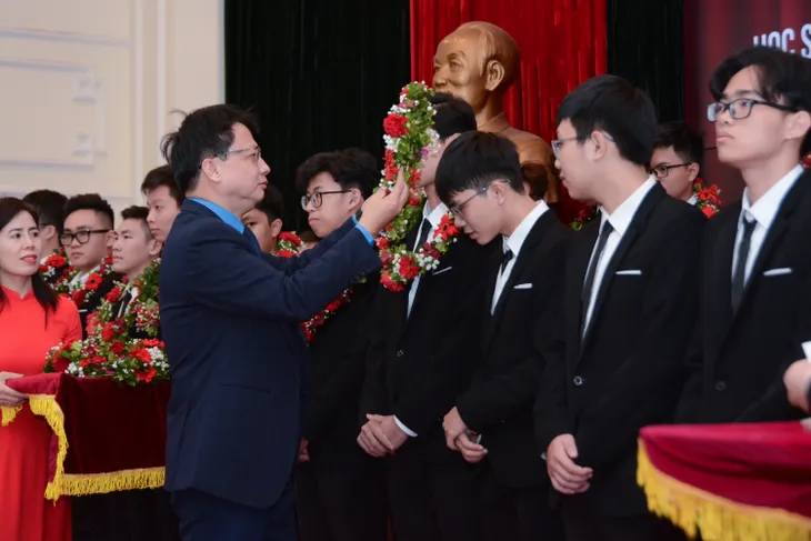 Gặp mặt, tuyên dương học sinh đoạt giải Olympic và Khoa học kỹ thuật quốc tế năm 2022 - Ảnh 5. Gặp mặt, tuyên dương học sinh đoạt giải Olympic và Khoa học kỹ thuật quốc tế năm 2022 - Ảnh 5.