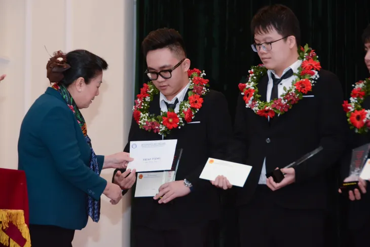Gặp mặt, tuyên dương học sinh đoạt giải Olympic và Khoa học kỹ thuật quốc tế năm 2022 - Ảnh 6. Gặp mặt, tuyên dương học sinh đoạt giải Olympic và Khoa học kỹ thuật quốc tế năm 2022 - Ảnh 6.