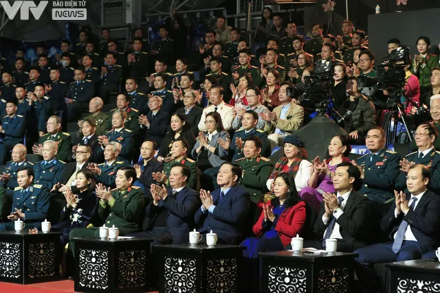 12 ngày đêm - Lằn ranh lịch sử: Ký ức hào hùng của những tháng ngày không thể nào quên - Ảnh 2. 12 ngày đêm - Lằn ranh lịch sử: Ký ức hào hùng của những tháng ngày không thể nào quên - Ảnh 2.