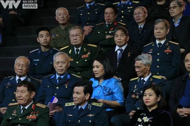 12 ngày đêm - Lằn ranh lịch sử: Ký ức hào hùng của những tháng ngày không thể nào quên - Ảnh 6. 12 ngày đêm - Lằn ranh lịch sử: Ký ức hào hùng của những tháng ngày không thể nào quên - Ảnh 6.