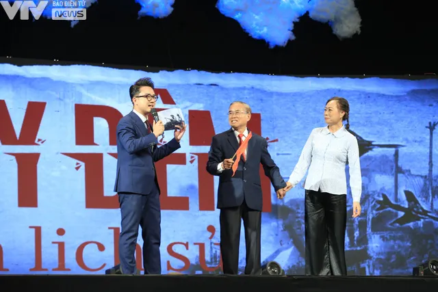 12 ngày đêm - Lằn ranh lịch sử: Ký ức hào hùng của những tháng ngày không thể nào quên - Ảnh 3. 12 ngày đêm - Lằn ranh lịch sử: Ký ức hào hùng của những tháng ngày không thể nào quên - Ảnh 3.