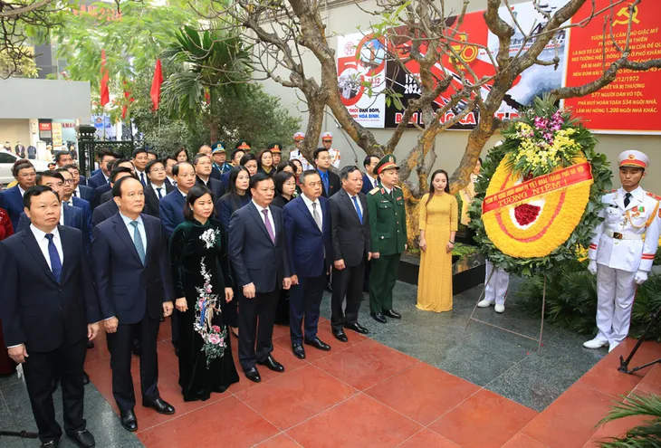 Lãnh đạo thành phố Hà Nội dâng hương tại Đài tưởng niệm Khâm Thiên - Ảnh 2. Lãnh đạo thành phố Hà Nội dâng hương tại Đài tưởng niệm Khâm Thiên - Ảnh 2.