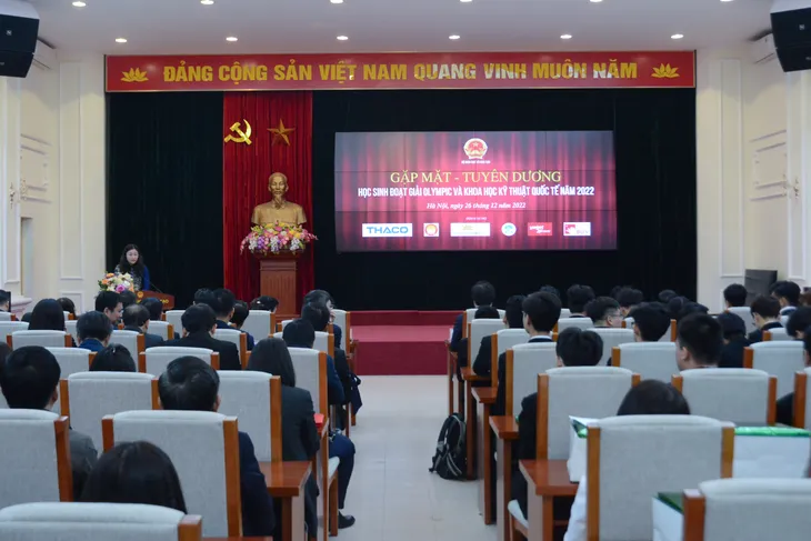 Gặp mặt, tuyên dương học sinh đoạt giải Olympic và Khoa học kỹ thuật quốc tế năm 2022 - Ảnh 2. Gặp mặt, tuyên dương học sinh đoạt giải Olympic và Khoa học kỹ thuật quốc tế năm 2022 - Ảnh 2.