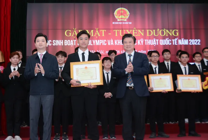 Gặp mặt, tuyên dương học sinh đoạt giải Olympic và Khoa học kỹ thuật quốc tế năm 2022 - Ảnh 3. Gặp mặt, tuyên dương học sinh đoạt giải Olympic và Khoa học kỹ thuật quốc tế năm 2022 - Ảnh 3.