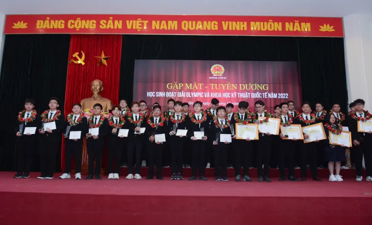 Gặp mặt, tuyên dương học sinh đoạt giải Olympic và Khoa học kỹ thuật quốc tế năm 2022 - Ảnh 8. Gặp mặt, tuyên dương học sinh đoạt giải Olympic và Khoa học kỹ thuật quốc tế năm 2022 - Ảnh 8.