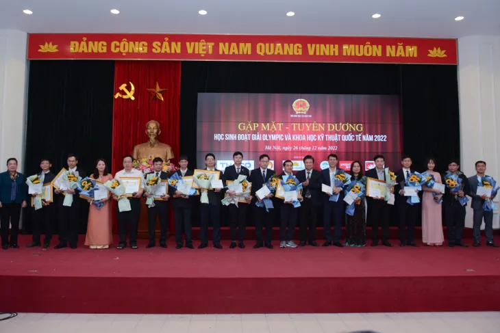 Gặp mặt, tuyên dương học sinh đoạt giải Olympic và Khoa học kỹ thuật quốc tế năm 2022 - Ảnh 9. Gặp mặt, tuyên dương học sinh đoạt giải Olympic và Khoa học kỹ thuật quốc tế năm 2022 - Ảnh 9.