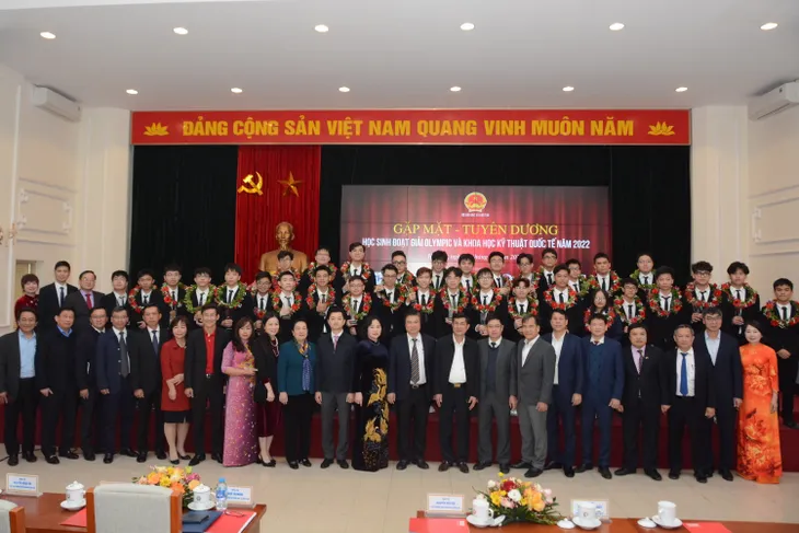 Gặp mặt, tuyên dương học sinh đoạt giải Olympic và Khoa học kỹ thuật quốc tế năm 2022 - Ảnh 10. Gặp mặt, tuyên dương học sinh đoạt giải Olympic và Khoa học kỹ thuật quốc tế năm 2022 - Ảnh 10.