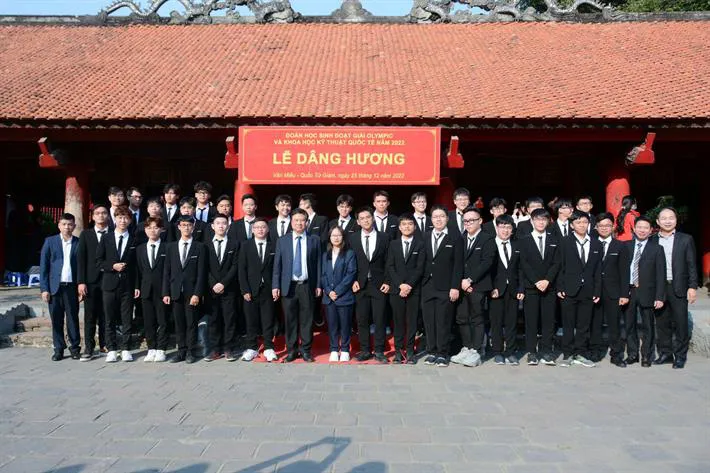 Gặp mặt, tuyên dương học sinh đoạt giải Olympic và Khoa học kỹ thuật quốc tế năm 2022 - Ảnh 12. Gặp mặt, tuyên dương học sinh đoạt giải Olympic và Khoa học kỹ thuật quốc tế năm 2022 - Ảnh 12.