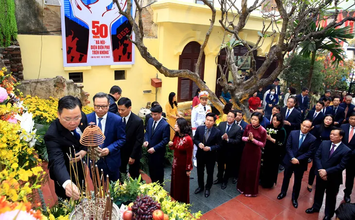 Lãnh đạo thành phố Hà Nội dâng hương tại Đài tưởng niệm Khâm Thiên - Ảnh 5. Lãnh đạo thành phố Hà Nội dâng hương tại Đài tưởng niệm Khâm Thiên - Ảnh 5.