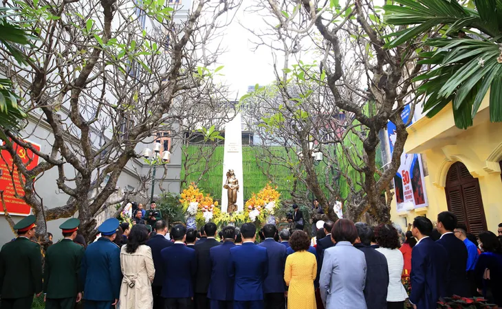 Lãnh đạo thành phố Hà Nội dâng hương tại Đài tưởng niệm Khâm Thiên - Ảnh 4. Lãnh đạo thành phố Hà Nội dâng hương tại Đài tưởng niệm Khâm Thiên - Ảnh 4.