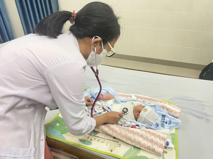 Bé 1 ngày tuổi bất ngờ suy hô hấp, bụng lõm, bác sĩ phát hiện mắc bệnh lý bẩm sinh nguy hiểm - Ảnh 1. Bé 1 ngày tuổi bất ngờ suy hô hấp, bụng lõm, bác sĩ phát hiện mắc bệnh lý bẩm sinh nguy hiểm - Ảnh 1.