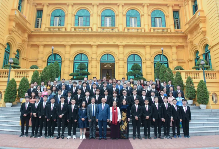 ‘Những nhân tài trẻ có khát khao, chiếm lĩnh những đỉnh cao trí tuệ để phục vụ sự phát triển của Việt Nam’ - Ảnh 9. ‘Những nhân tài trẻ có khát khao, chiếm lĩnh những đỉnh cao trí tuệ để phục vụ sự phát triển của Việt Nam’ - Ảnh 9.
