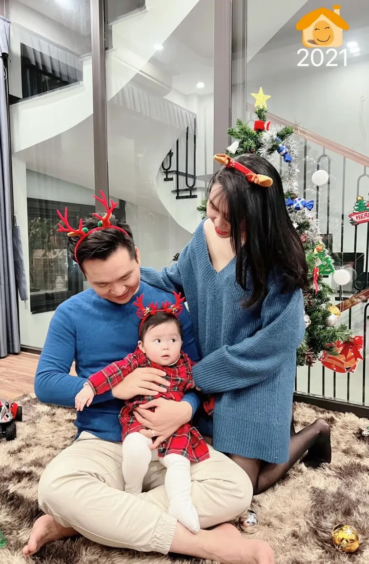 Sao Việt ngày 28/12: Vợ chồng NSND Trung Anh kỷ niệm 25 năm ngày cưới, Võ Hoàng Yến uống trà giải nghiệp cuối năm - Ảnh 6. Sao Việt ngày 28/12: Vợ chồng NSND Trung Anh kỷ niệm 25 năm ngày cưới, Võ Hoàng Yến uống trà giải nghiệp cuối năm - Ảnh 6.