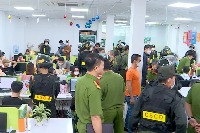 Bắt giữ 86 người liên quan đến đường dây lừa đảo - Ảnh 1.