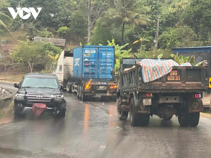 Xảy ra nhiều tai nạn trên Quốc lộ 6 do đường trơn trượt - Ảnh 1. Xảy ra nhiều tai nạn trên Quốc lộ 6 do đường trơn trượt - Ảnh 1.