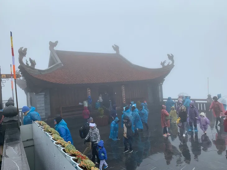 Tuyết tiếp tục rơi trên đỉnh Fansipan - Ảnh 6. Tuyết tiếp tục rơi trên đỉnh Fansipan - Ảnh 6.