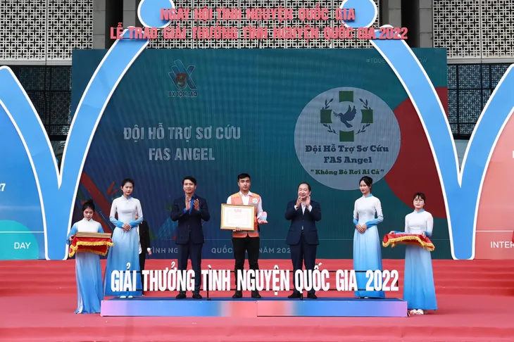 Trao Giải thưởng Tình nguyện Quốc gia 2022 cho 10 cá nhân, 9 tập thể - Ảnh 3.