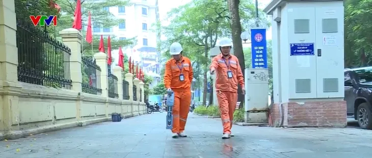 Hạ ngầm nhiều tuyến cáp điện trong nội thành Hà Nội - Ảnh 1. Hạ ngầm nhiều tuyến cáp điện trong nội thành Hà Nội - Ảnh 1.