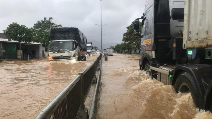 Trung bộ sạt lở, ngập úng do mưa lớn - Ảnh 2. Trung bộ sạt lở, ngập úng do mưa lớn - Ảnh 2.